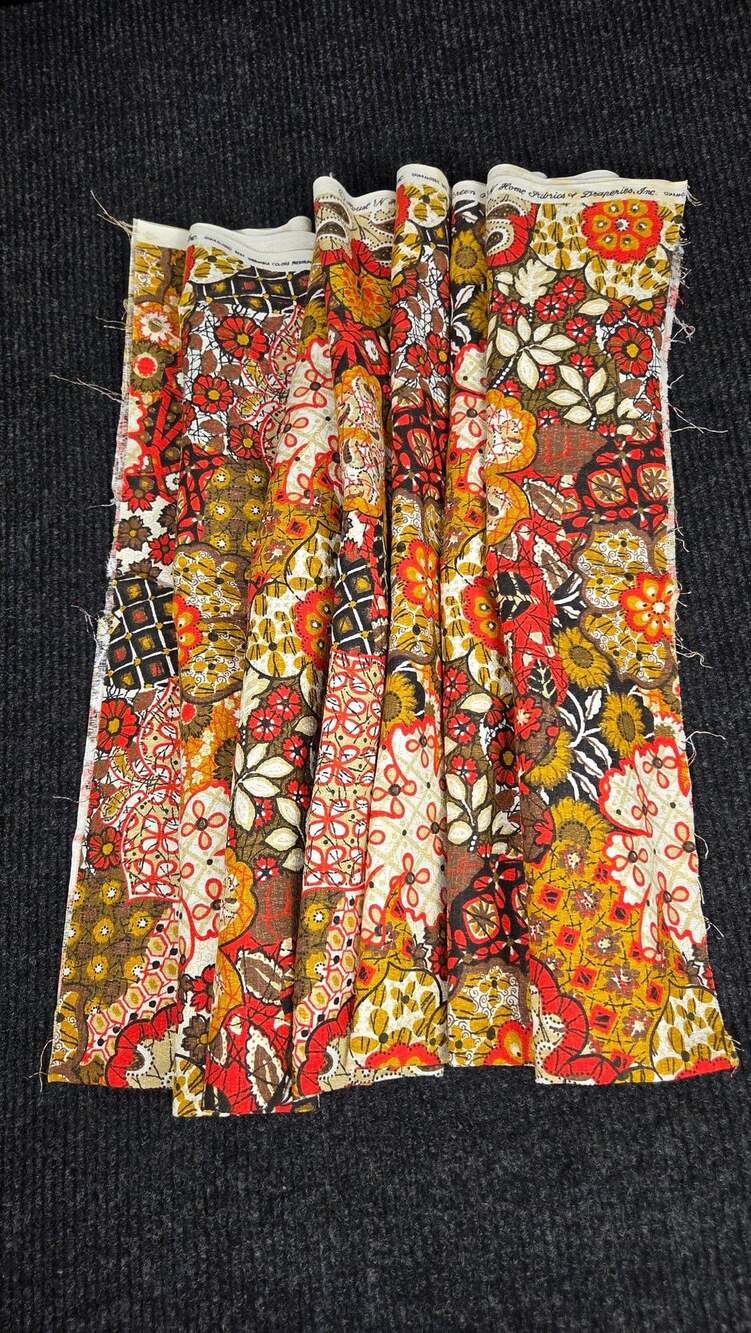 House 'N Home Fabrics & Draperies, Inc. Vintage Retro Floral Fabric 58"×48"